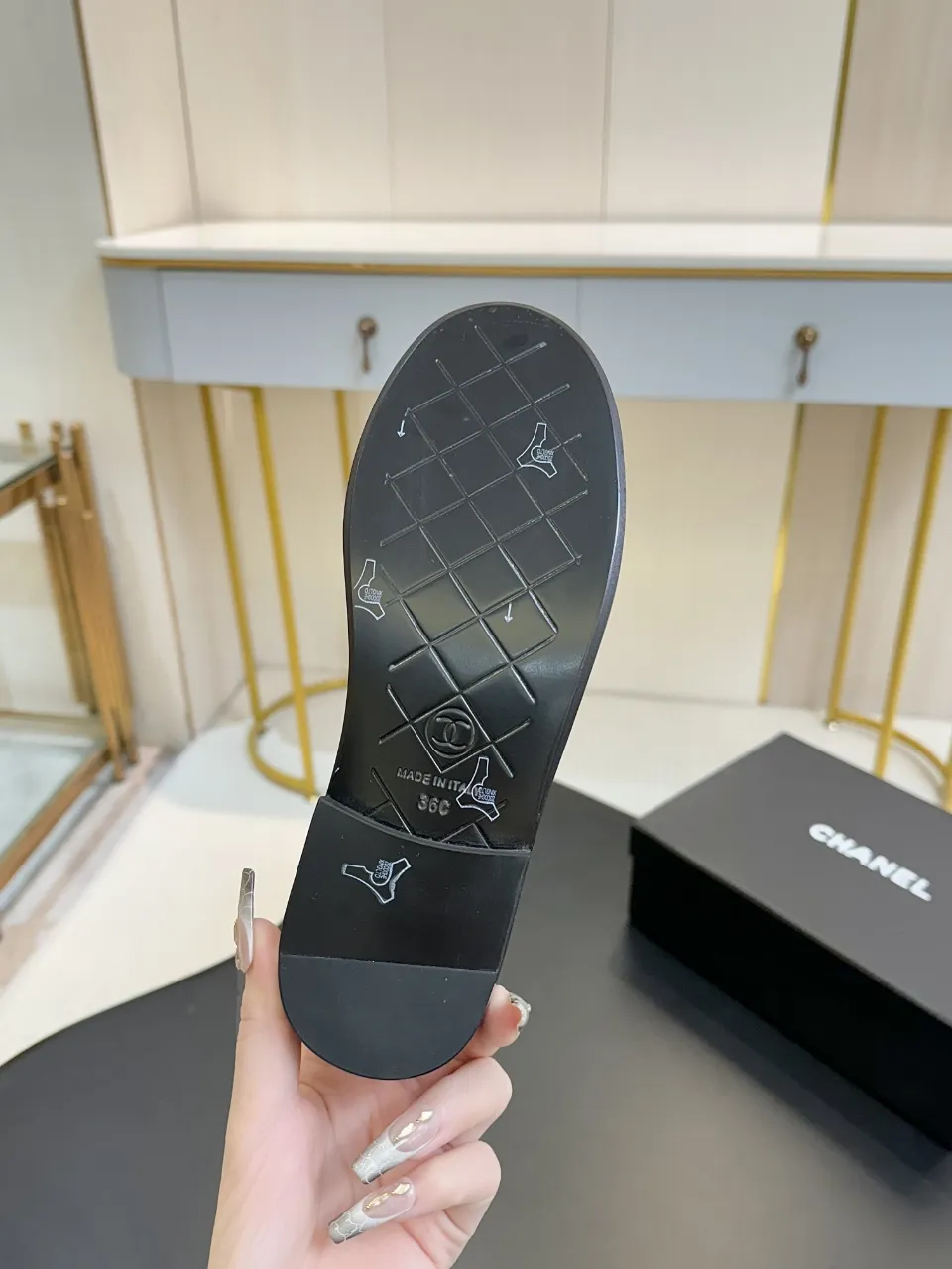 👟👟Ex-factory price 560👟👟 🔥🔥🔥Xiaoxiang official website synchronizes the high version of CHANEL 2025 Chanel top buckle exposed heel shoes, a must-have hot style for early spring, the goddess series, with the elegant and ladylike temperament of the fragrance family, super durable, irresistible, and exciting... ▪️The upper is imported sheepskin ▪️Inside imported sheep lining (same as the original) ▪️Original model opening, genuine leather outsole🇮🇹 ▪️Standard code 35- 41 42 Customized, non-returnable